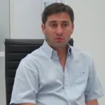 El senador Martín Goerling en su despacho debatiendo sobre el pliego de María Verónica Michelli para la justicia federal.