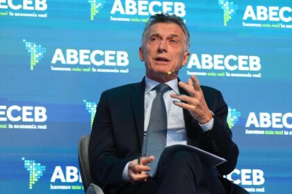 Ingreso al foro académico donde se registraron las declaraciones de Mauricio Macri hoy ante la prensa