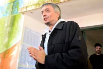El diputado Máximo Kirchner expresándose con firmeza en el marco del comunicado donde Máximo Kirchner acusó a la oposición.