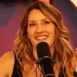 La panelista Mica Viciconte detalla las internas del programa de cocina Ariel en su salsa durante un móvil de televisión.