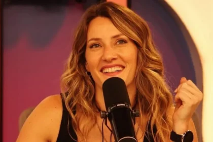 La panelista Mica Viciconte detalla las internas del programa de cocina Ariel en su salsa durante un móvil de televisión.