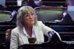 La diputada nacional Mónica Frade expone sus argumentos contra la regulación del juego virtual durante un debate en las comisiones del Congreso