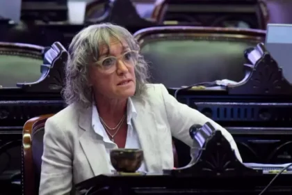 La diputada nacional Mónica Frade expone sus argumentos contra la regulación del juego virtual durante un debate en las comisiones del Congreso