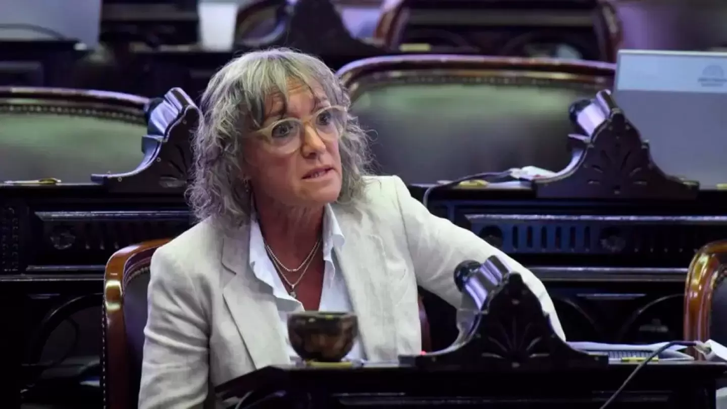 La diputada nacional Mónica Frade expone sus argumentos contra la regulación del juego virtual durante un debate en las comisiones del Congreso
