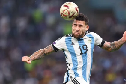 El defensor central Nicolás Otamendi se pondrá los colores de la banda roja tras finalizar su ciclo en Europa