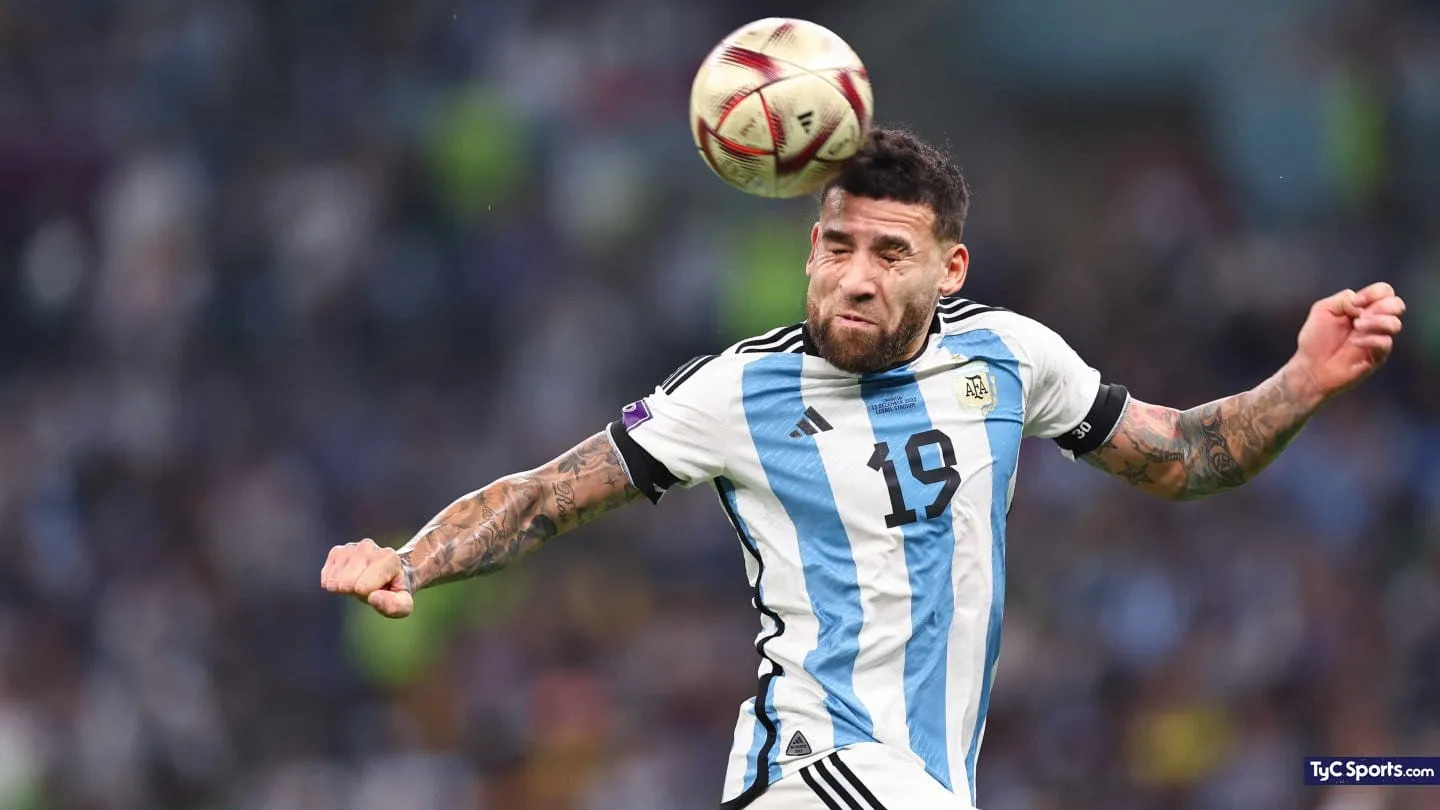 El defensor central Nicolás Otamendi se pondrá los colores de la banda roja tras finalizar su ciclo en Europa