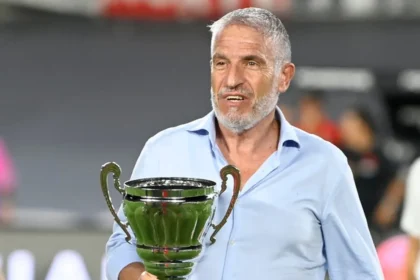 El director técnico Omar Labruna analizando la actualidad futbolística luego de confirmarse que Omar Labruna criticó a la plantilla.