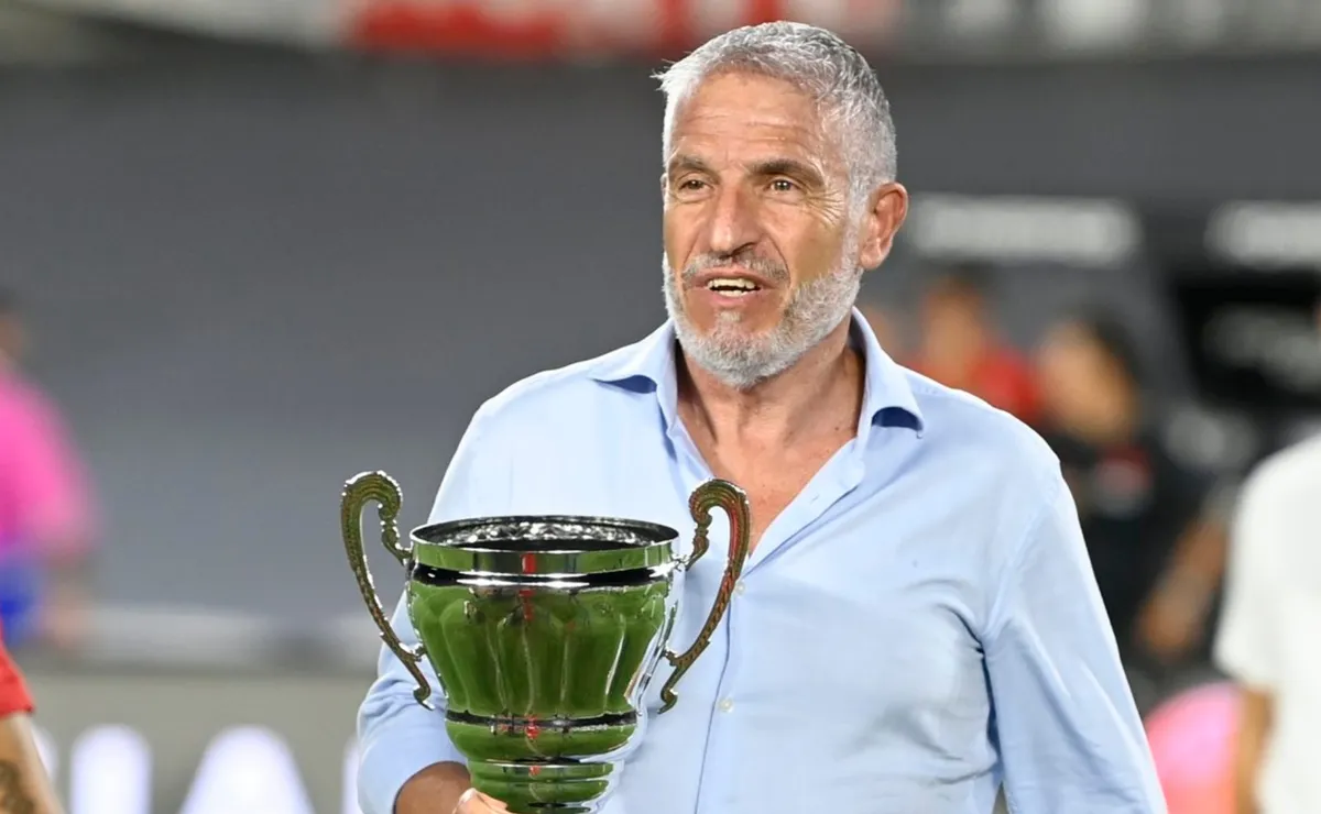 El director técnico Omar Labruna analizando la actualidad futbolística luego de confirmarse que Omar Labruna criticó a la plantilla.