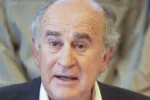 Oscar Parrilli expone en conferencia de prensa sobre la proscripción de Cristina Kirchner en Argentina.