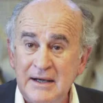 Oscar Parrilli expone en conferencia de prensa sobre la proscripción de Cristina Kirchner en Argentina.