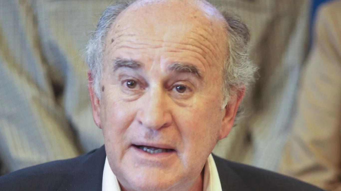 Oscar Parrilli expone en conferencia de prensa sobre la proscripción de Cristina Kirchner en Argentina.