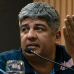El dirigente Pablo Moyano ofreciendo declaraciones a los cronistas en el momento en que Pablo Moyano criticó a las cúpulas partidarias.
