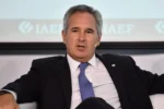 El canciller Pablo Quirno junto a la comitiva oficial tras hablar sobre la investigación sobre Manuel Adorni