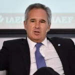 El canciller Pablo Quirno junto a la comitiva oficial tras hablar sobre la investigación sobre Manuel Adorni