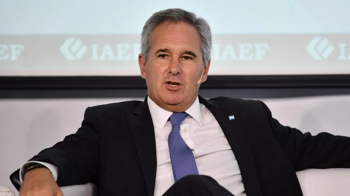 El canciller Pablo Quirno junto a la comitiva oficial tras hablar sobre la investigación sobre Manuel Adorni
