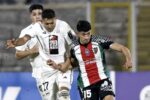 El defensor Juan Randazzo celebra el gol de Deportivo Riestra durante el cierre de la Copa Sudamericana contra Palestino en Chile