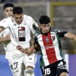 El defensor Juan Randazzo celebra el gol de Deportivo Riestra durante el cierre de la Copa Sudamericana contra Palestino en Chile