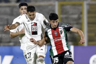 El defensor Juan Randazzo celebra el gol de Deportivo Riestra durante el cierre de la Copa Sudamericana contra Palestino en Chile
