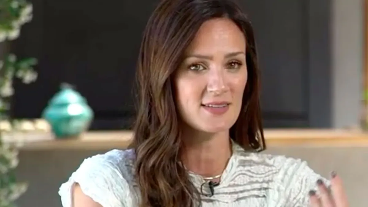 Paula Chaves responde preguntas a la salida de un canal sobre su verdadera relación con Zaira Nara
