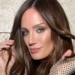 Paula Chaves gesticulando en el estudio de streaming donde recordó una escandalosa historia de su pasado.