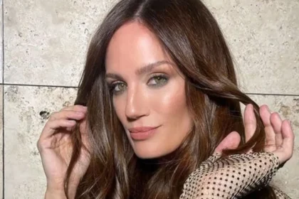 Paula Chaves gesticulando en el estudio de streaming donde recordó una escandalosa historia de su pasado.