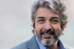 El actor Ricardo Darín conversando frente al micrófono en el instante en que Ricardo Darín profundizó en sus consideraciones sobre el espectáculo nacional.