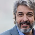 El actor Ricardo Darín conversando frente al micrófono en el instante en que Ricardo Darín profundizó en sus consideraciones sobre el espectáculo nacional.