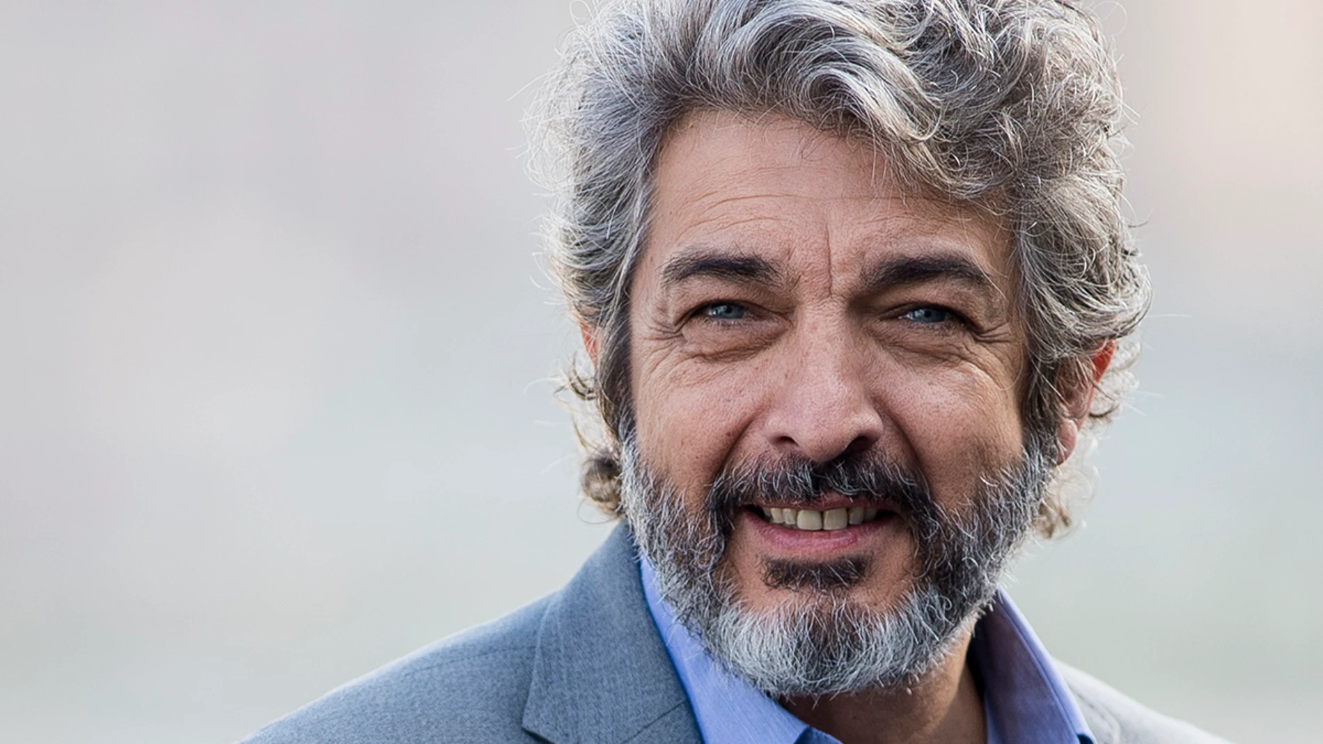 El actor Ricardo Darín conversando frente al micrófono en el instante en que Ricardo Darín profundizó en sus consideraciones sobre el espectáculo nacional.