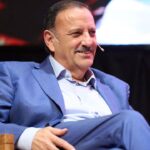 El mandatario provincial de La Rioja conversando ante los cronistas en el momento en que Ricardo Quintela criticó a las directivas nacionales.
