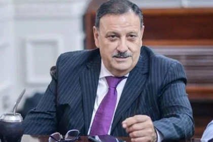 Reunión de gabinete provincial encabezada por el gobernador de La Rioja Ricardo Quintela para evaluar el presupuesto