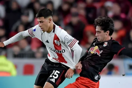 El juvenil Lautaro Pereyra festeja el gol con el que River salv贸 el primer lugar del Grupo H con una igualdad ag贸nica