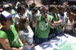 Rodolfo Aguiar frente a los afiliados en la calle donde ratifica las protestas de ATE tras frenar la reforma estatal.