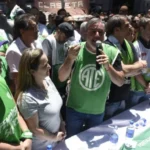 Rodolfo Aguiar frente a los afiliados en la calle donde ratifica las protestas de ATE tras frenar la reforma estatal.