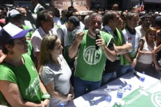 Rodolfo Aguiar frente a los afiliados en la calle donde ratifica las protestas de ATE tras frenar la reforma estatal.