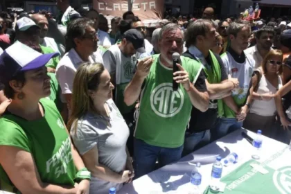 Rodolfo Aguiar frente a los afiliados en la calle donde ratifica las protestas de ATE tras frenar la reforma estatal.