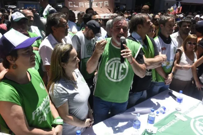 Rodolfo Aguiar frente a los afiliados en la calle donde ratifica las protestas de ATE tras frenar la reforma estatal.