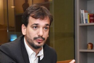 El diputado nacional Sebastián Galmarini exponiendo en el Congreso sobre la transparencia y la situación patrimonial de Manuel Adorni