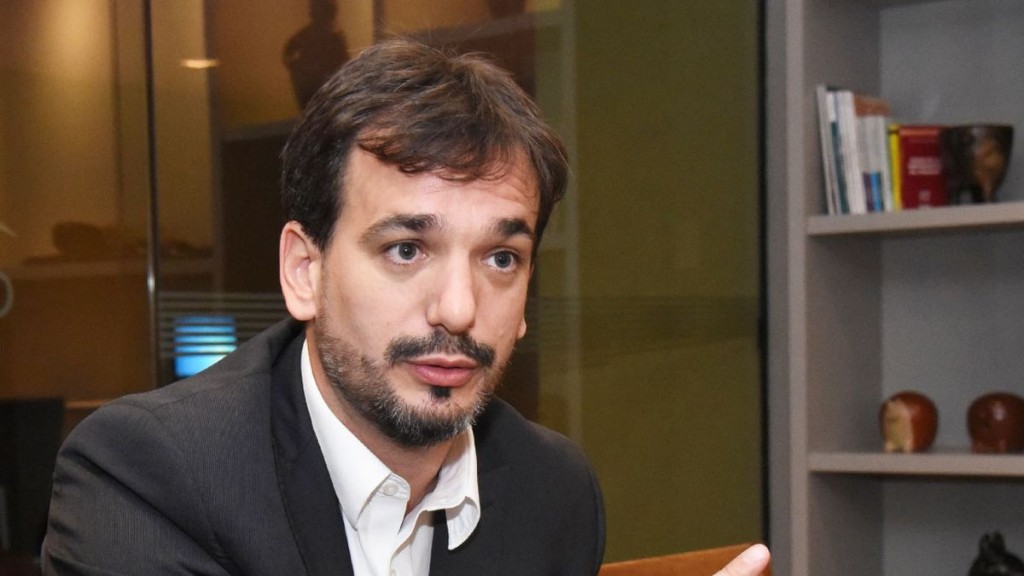 El diputado nacional Sebastián Galmarini exponiendo en el Congreso sobre la transparencia y la situación patrimonial de Manuel Adorni
