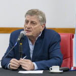 Gobernador Sergio Ziliotto analiza el estado de las rutas nacionales en su provincia durante un acto oficial en Santa Rosa.
