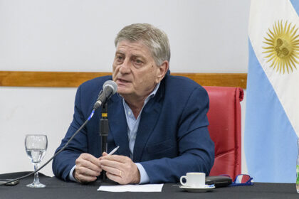 Gobernador Sergio Ziliotto analiza el estado de las rutas nacionales en su provincia durante un acto oficial en Santa Rosa.