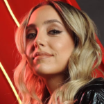 Sofi Martínez sonriente durante la grabación del podcast donde Sofi Martínez confesó por qué congeló óvulos.