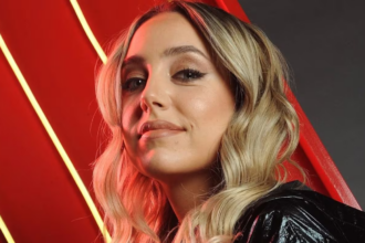 Sofi Martínez sonriente durante la grabación del podcast donde Sofi Martínez confesó por qué congeló óvulos.