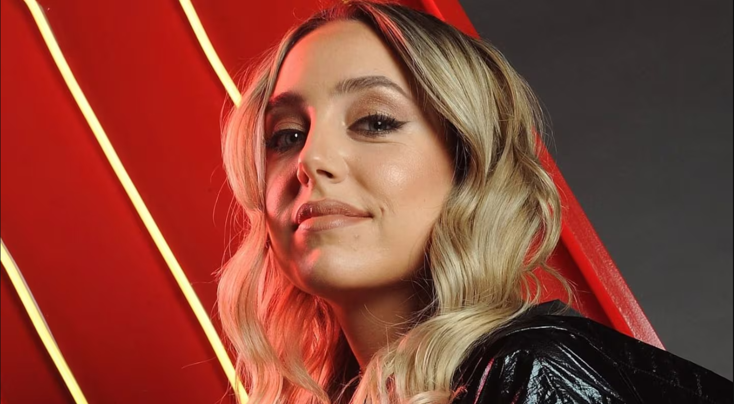 Sofi Martínez sonriente durante la grabación del podcast donde Sofi Martínez confesó por qué congeló óvulos.