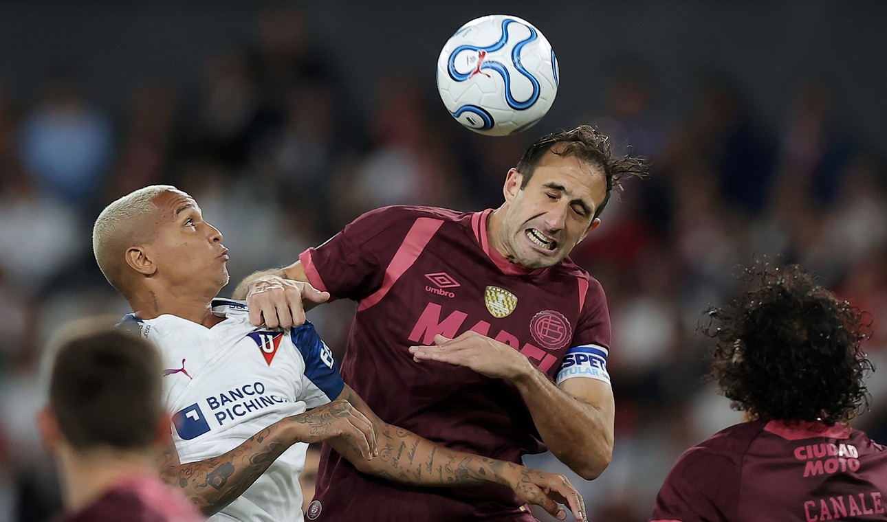 La decepción de los jugadores de Lanús al quedarse sin chances de clasificar a la siguiente ronda tras caer en Quito