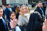 Karina Milei agradeció el aguante de los militantes libertarios en la Plaza de Mayo tras el Tedeum. Detalles de las internas y gestos en el balcón.