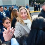 Karina Milei agradeció el aguante de los militantes libertarios en la Plaza de Mayo tras el Tedeum. Detalles de las internas y gestos en el balcón.
