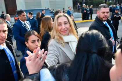 Karina Milei agradeció el aguante de los militantes libertarios en la Plaza de Mayo tras el Tedeum. Detalles de las internas y gestos en el balcón.