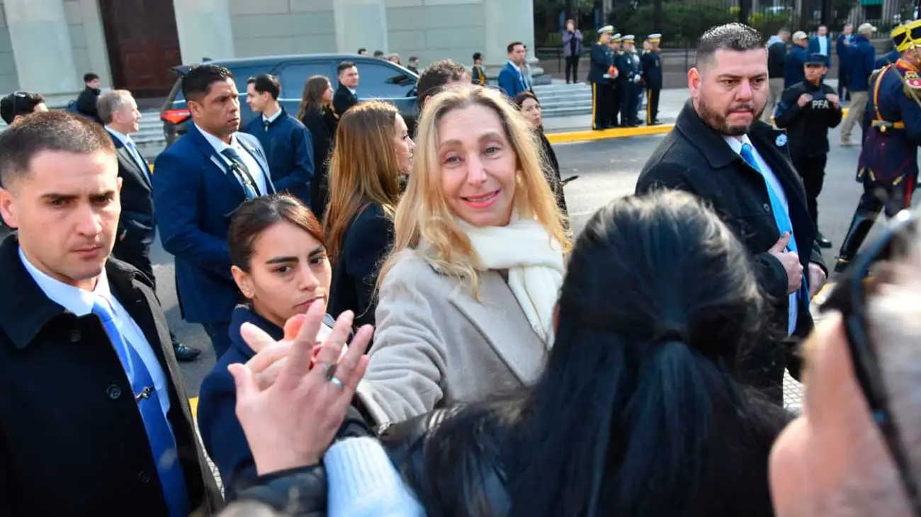 Karina Milei agradeció el aguante de los militantes libertarios en la Plaza de Mayo tras el Tedeum. Detalles de las internas y gestos en el balcón.