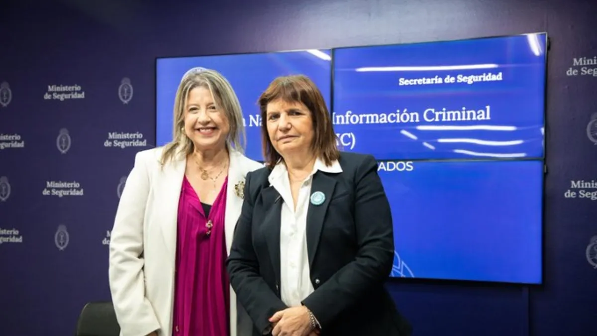 La ministra Alejandra Monteoliva conversando con los periodistas en el momento en que Alejandra Monteoliva negó las internas en Seguridad.
