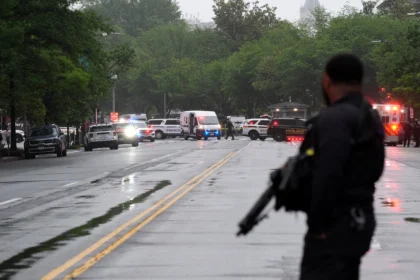 Fuerzas de seguridad patrullan la zona tras el tiroteo en la Casa Blanca en la avenida Pennsylvania
